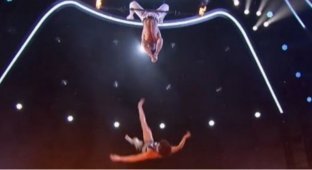 Акробатка сорвалась с высоты во время выступления на шоу талантов (2 фото + 1 видео)