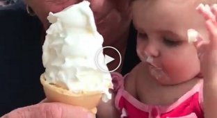 Малышка не хочет делиться мороженым со своей бабушкой
