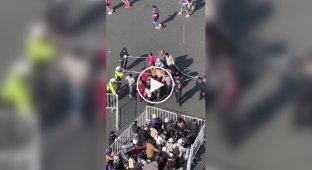 Организаторы марафона удивили зрителей необычным способом перехода через трассу