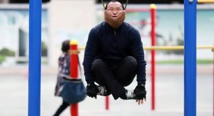 An unusual way to get rid of back pain is practiced by Chinese pensioners (7 photos + 1 video)