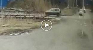 В Ростовской области такси с тремя пассажирам упало с мостика и перевернулось на крышу