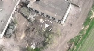 В Запорожской области БТР оккупантов принял на себя удар боевого дрона и успешно демилитаризировался