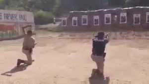 Индийские полицейские тренируют меткость стрельбы