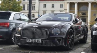 A camouflaged Bentley with Ukrainian license plates spotted in Europe (4 photos)
