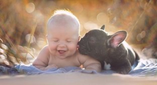 Photos of a baby and a puppy born on the same day (7 photos)