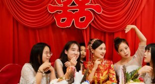 Быть подружкой невесты в Китае настолько опасно, что появились профессионалки (6 фото)