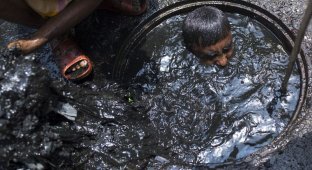 Грязная работка канализационного ныряльщика из Бангладеш (9 фото)