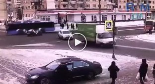 В Петербурге пешеход запретил Мерседесу проезжать по тротуару и был избит водителем
