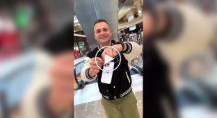 The blogger stuck an iPhone near the escalator