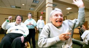 Пенсионеры играют в Wii (20 фото)