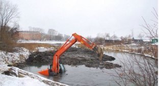 В Прикамье утонул экскаватор, который расчищал грязь (3 фото)