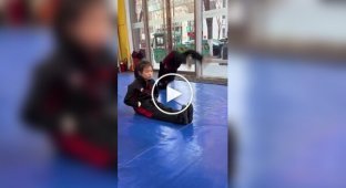 В Китае юные мастера кунг-фу тренируются вставать с руками в карманах