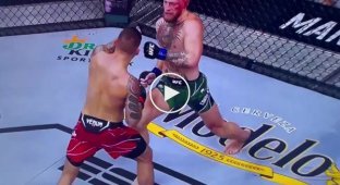 Конор Макгрегор проиграл Дастину Порье в ходе турнира UFC 264 и сломал ногу
