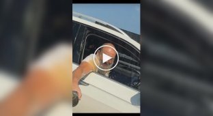 Водитель пытался облить оппонента кофе, но пострадал сам