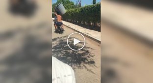 Шутник освежил приятелей