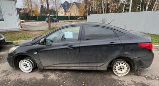 The motorist removed the tires from the wheels and left an interesting note under the glass (3 photos)