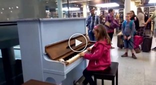 The girl saw a piano at the airport and surprised those around her with her playing