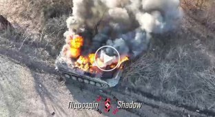 Аэробомберы точным сбросом боеприпаса уничтожают российскую БМП, на броне которой лежит ликвидированный оккупант