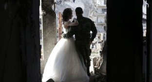 Фотосессия сирийских молодоженов посреди развалин города Хомс (12 фото)