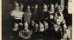 Creepy Halloween Costumes from the Past (22 Photos)