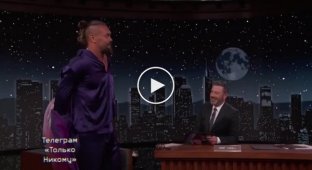 Jason Momoa, the performer of the role of Aquaman, arranged a striptease on the air of a TV show