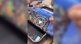 Девушка показала процесс реставрации старинной книги