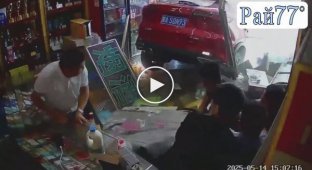 Автомобиль врезался в магазин с картежниками