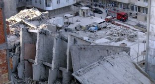 В Азербайджане обрушился дом (19 фото + 3 ролика)