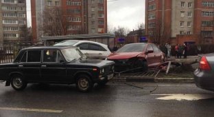 Ненадежный заборчик: ДТП на Московском проспекте в Ярославле (2 фото + 1 видео)