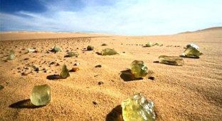 Ливийское стекло – загадочный минерал пустыни (2 фото)