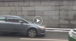 In Moscow, they noticed a driver who decided to ride a convertible in the cold