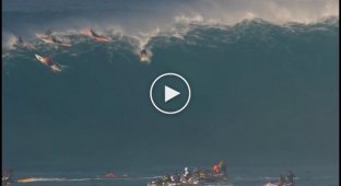 Серфер сорвался с гигантской 12-ти метровой волны на Гавайях 