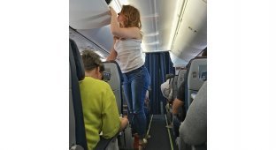 Как добраться до полки в самолете, если вы маленького роста (3 фото)