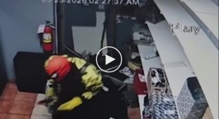 Человек-Паук залез в табачный магазин в Канаде