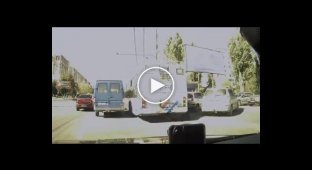 Пьяная женщина на Porsche протаранила троллейбус в Кишиневе