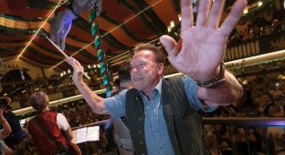 Arnold Schwarzenegger enjoys life at Oktoberfest (4 photos)