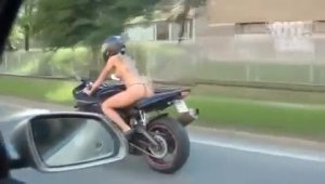 Голая девушка на мотоцикле (эротика)