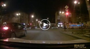 В Екатеринбурге ВАЗ перевернулся и придавил пешехода