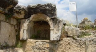 Древние "врата в ад" в Турции (3 фото)