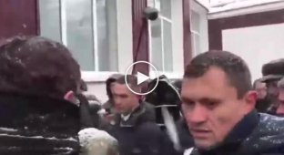 Алтайская пенсионерка встала на колени перед Дмитрием Медведевым