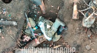 Поранений окупант видихає в канаві на Донеччині