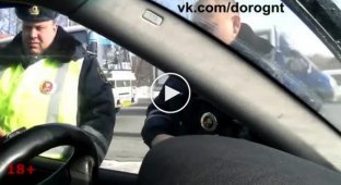 ДПСник угрожает водителю оружием