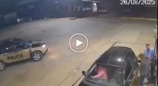 Три секунды до спасения: девушка сбежала от похитителя к полицейским