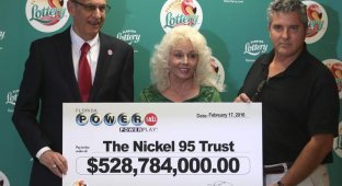 Супруги, выигравшие $528 млн, не торопятся тратить деньги и продолжают играть в лотерею (11 фото)