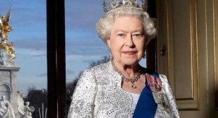 Королева Елизавета II в честь 96-летия обзавелась собственной куклой и стала мемо (12 фото)