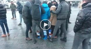 Турецкие фанаты в Киеве потоптались на флаге Динамо