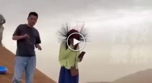 Группа туристов в пустыне Турфан, обнаружила, что их волосы встают дыбом