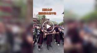 In China, tourists line up to pretend they're criminals