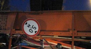 Самосвал снес надземный пешеходный мост в Химках (4 фото + видео)