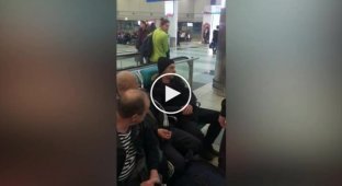 Неадекватный дебошир вступил в противостояние с полицией в аэропорту Домодедово